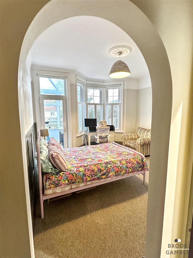 3 Bedroom Flat - Garden. Arlington Road in Eastbourne,  18